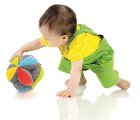 Prensión voluntaria de la pelota sensorial por parte del bebé