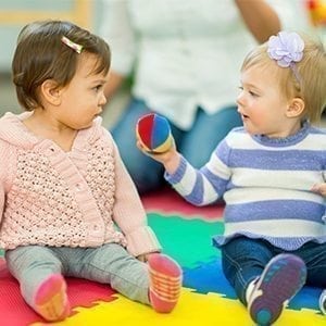 Socialización y juego compartido con la pelota de estimulación