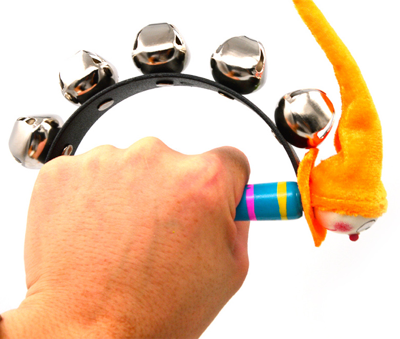 Bebé luciendo la pulsera sonajero con cascabeles en la muñeca para el desarrollo motriz