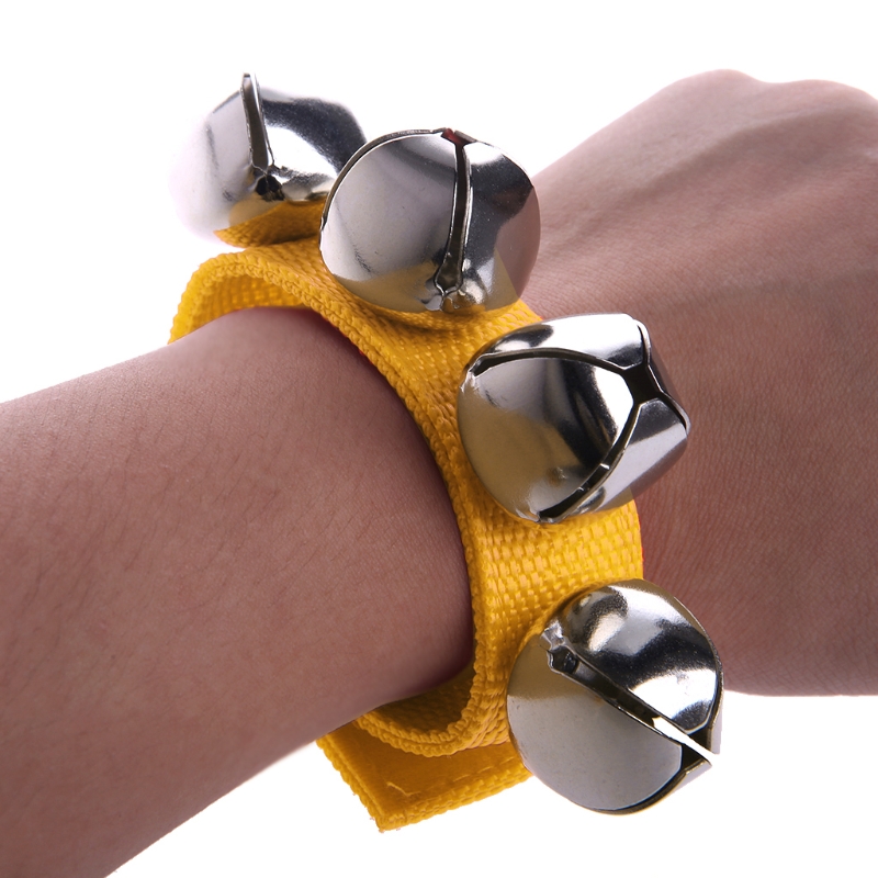 Bebé con pulsera de cascabeles ajustada a la muñeca para estimular el esquema corporal