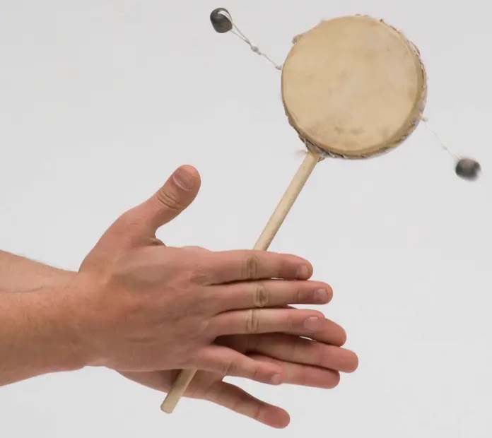 Sonajero tambor de madera con mango rotativo y perlas batientes