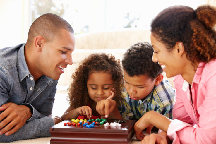 Juego colaborativo y complicidad familiar en torno al material de madera Montessori