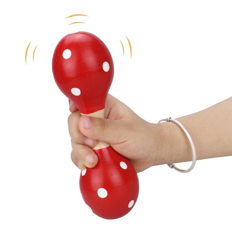 Agarre cómodo del sonajero maraca por la mano del bebé