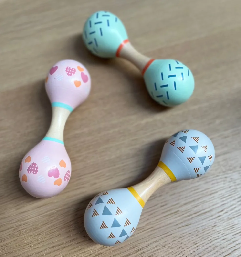Movimiento de balanceo y agarre ergonómico de la doble maraca de madera