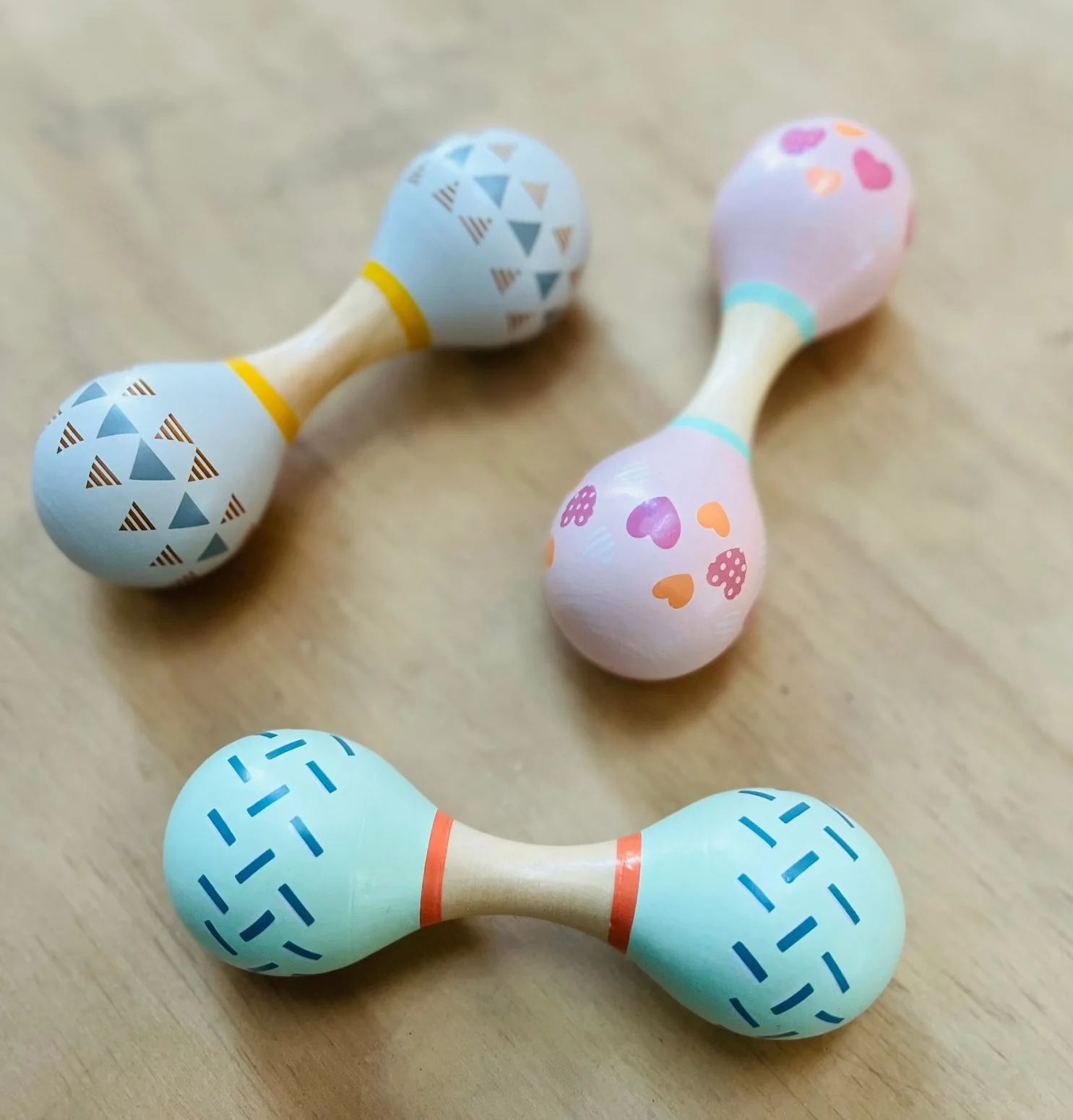 Doble maraca Montessori de madera con motivos contrastados que estimulan la atención del bebé