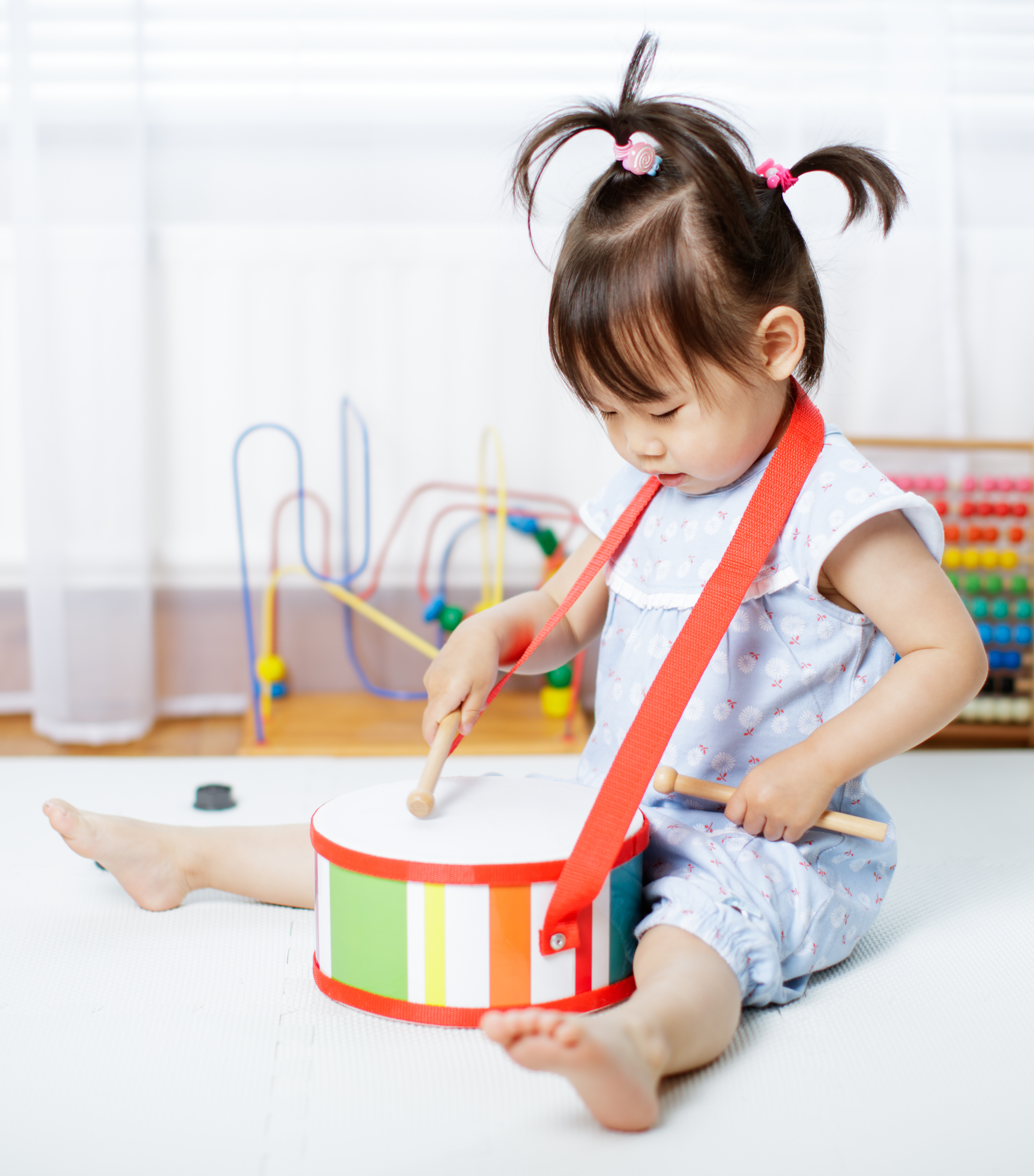 Tambor infantil de madera con baquetas - Instrumento de música y percusión sensorial