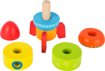 Bebé descubriendo la torre de anillos apilables Montessori de madera con forma de cohete